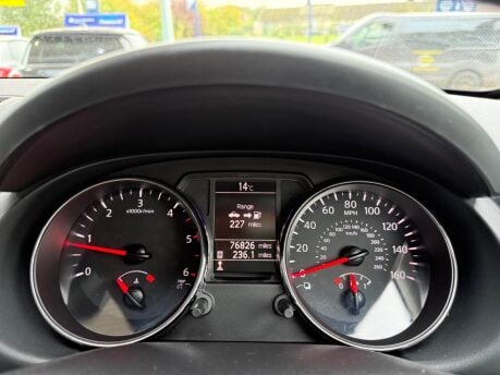 Nissan Qashqai 1.6 dCi Tekna 2WD Euro 5 5dr (AVM) 30