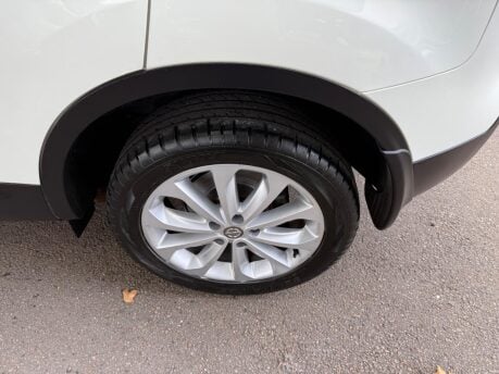 Nissan Qashqai 1.6 dCi Tekna 2WD Euro 5 5dr (AVM) 25