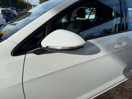 Volkswagen Golf 1.6 TDI BlueMotion Tech SE Nav Euro 6 (s/s) 5dr 32