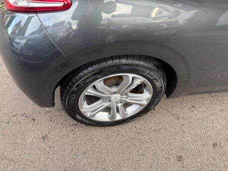 Peugeot 208 1.4 HDi Allure Euro 5 3dr 26