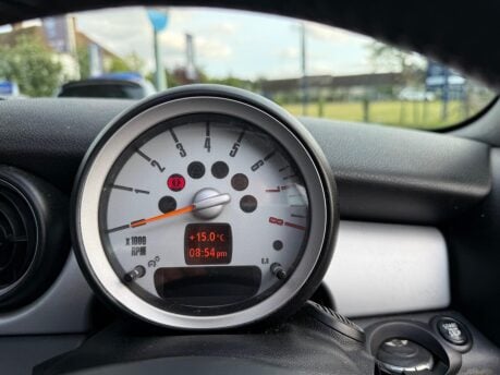 Mini Convertible 1.6 Cooper Euro 5 2dr 29