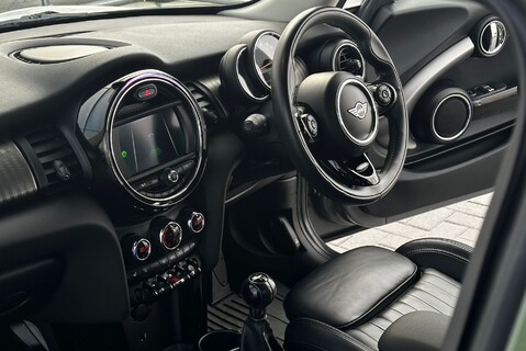 Mini Hatch COOPER EXCLUSIVE 1.5T [134] 3DR Manual 22