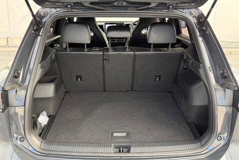 Volkswagen Tiguan R-LINE eTSI [150] DSG 27