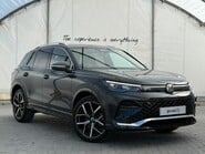 Volkswagen Tiguan R-LINE eTSI [150] DSG 1