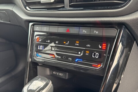 Volkswagen T-Roc R-LINE 1.5 [150] TSI PETROL DSG AUTOMATIC 30