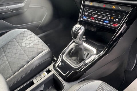 Volkswagen T-Roc R-LINE 2.0 [150] DIESEL TDI MANUAL 30