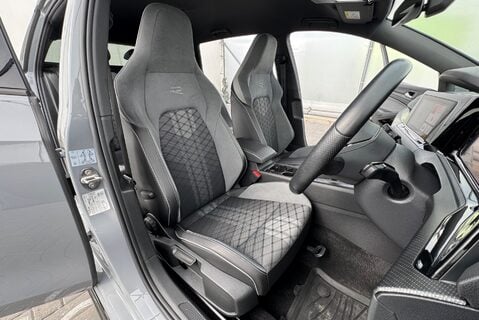Volkswagen Golf R-LINE 1.5 [150] PETROL TSI MANUAL 8