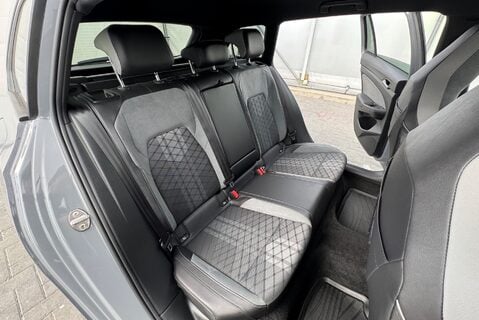 Volkswagen Golf R-LINE 1.5 [150] PETROL TSI MANUAL 9