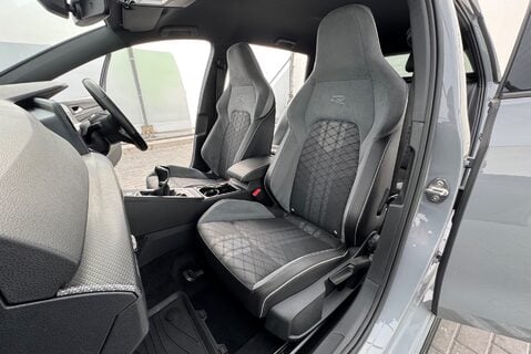 Volkswagen Golf R-LINE 1.5 [150] PETROL TSI MANUAL 12