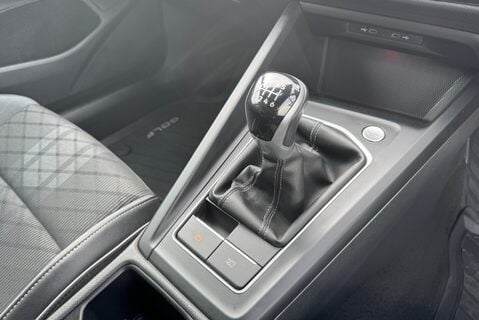 Volkswagen Golf R-LINE 1.5 [150] PETROL TSI MANUAL 29