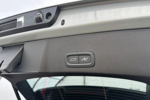 Volvo XC40 MHEV B4 2.0T [190] PLUS BLACK EDITION 29