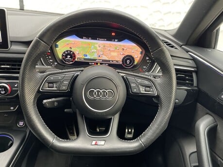 Audi A4 TFSI BLACK EDITION MHEV 18