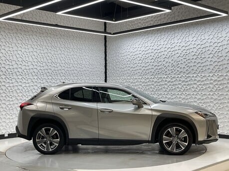 Lexus Ux 300E 8