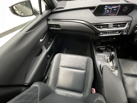 Lexus Ux 300E 15