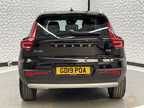 Volvo XC40 D3 MOMENTUM 6