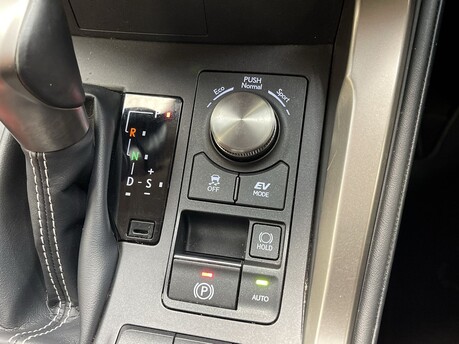 Lexus NX 300H 28