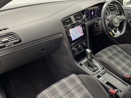 Volkswagen Golf GTD TDI DSG 11