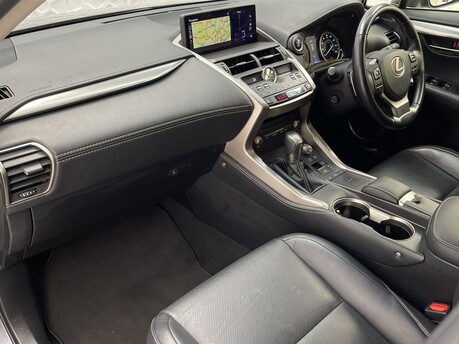 Lexus NX 300H LUXURY 11