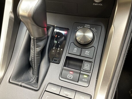 Lexus NX 300H LUXURY 28