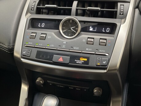 Lexus NX 300H LUXURY 29