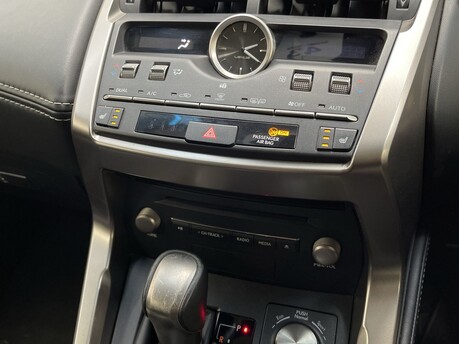 Lexus NX 300H LUXURY 32