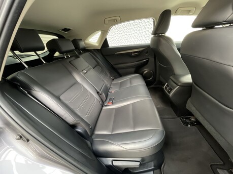 Lexus NX 300H LUXURY 33