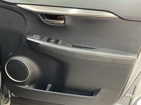 Lexus NX 300H LUXURY 36