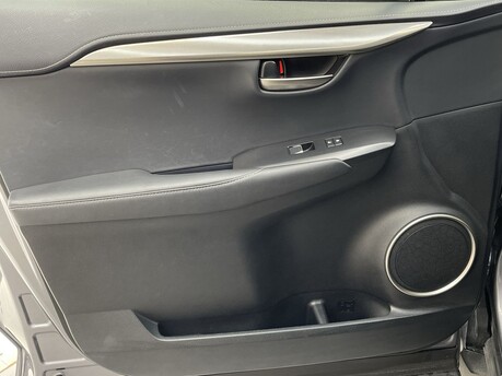 Lexus NX 300H LUXURY 39
