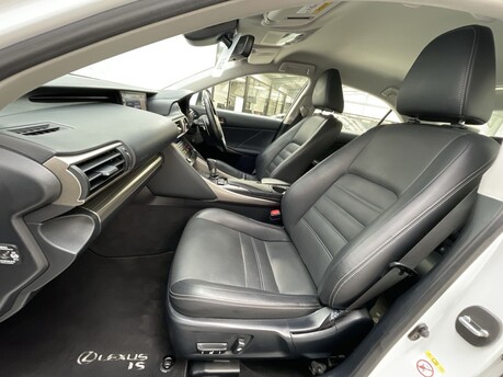 Lexus Is 300H ADVANCE 12
