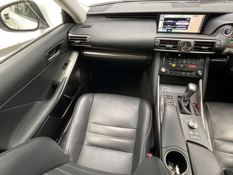 Lexus Is 300H ADVANCE 15