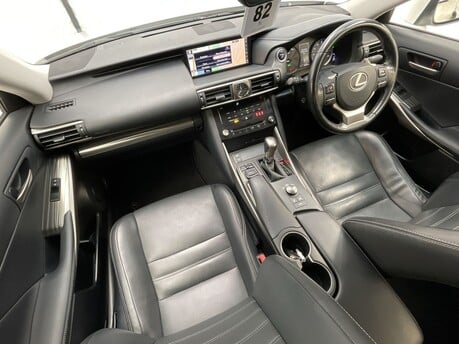 Lexus Is 300H ADVANCE 16