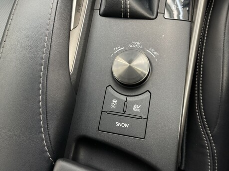 Lexus Is 300H ADVANCE 28