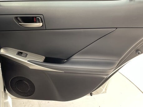 Lexus Is 300H ADVANCE 38