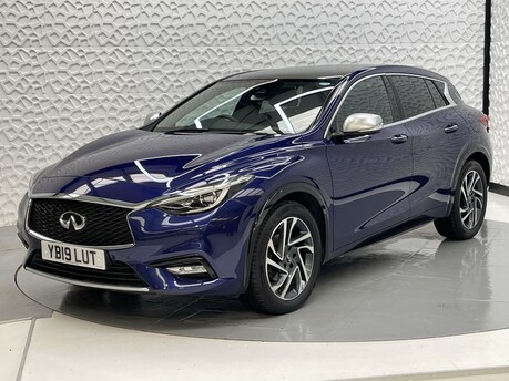 Infiniti Q30 LUXE CITY BLACK 3