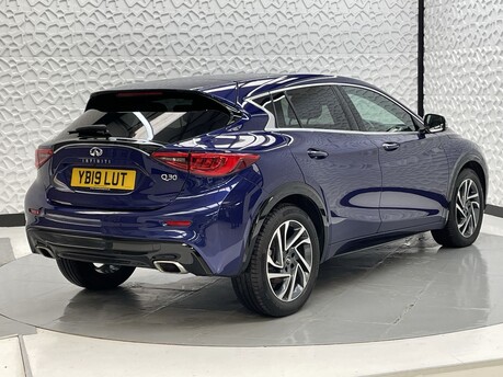 Infiniti Q30 LUXE CITY BLACK 7