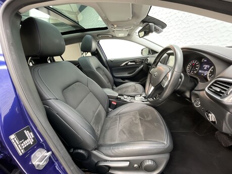 Infiniti Q30 LUXE CITY BLACK 9