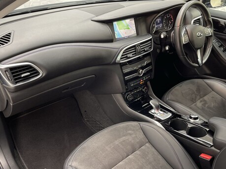 Infiniti Q30 LUXE CITY BLACK 11