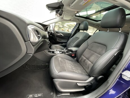 Infiniti Q30 LUXE CITY BLACK 12