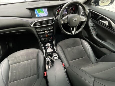 Infiniti Q30 LUXE CITY BLACK 14