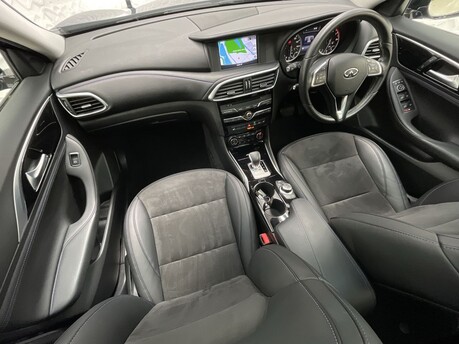Infiniti Q30 LUXE CITY BLACK 16
