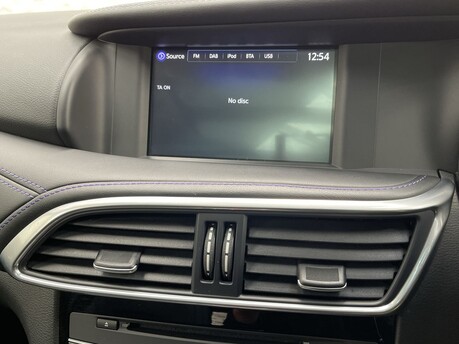 Infiniti Q30 LUXE CITY BLACK 23