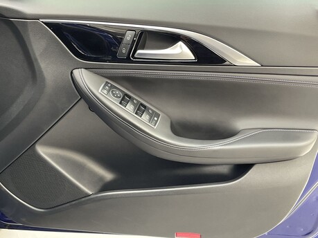 Infiniti Q30 LUXE CITY BLACK 37