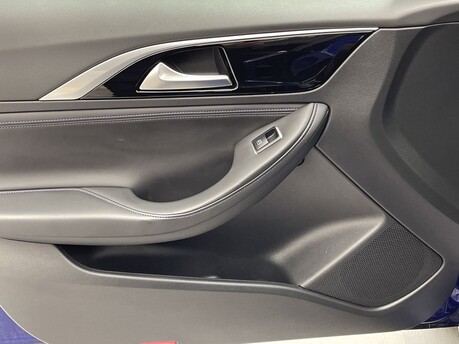 Infiniti Q30 LUXE CITY BLACK 40