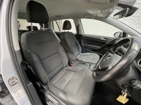 Volkswagen Golf SE NAVIGATION TDI DSG 9