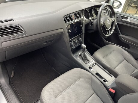 Volkswagen Golf SE NAVIGATION TDI DSG 11