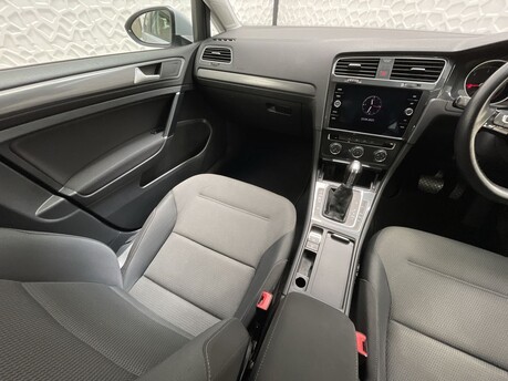 Volkswagen Golf SE NAVIGATION TDI DSG 15