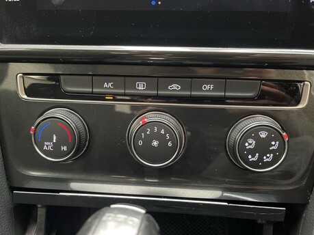 Volkswagen Golf SE NAVIGATION TDI DSG 29