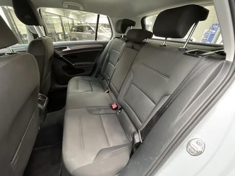Volkswagen Golf SE NAVIGATION TDI DSG 34