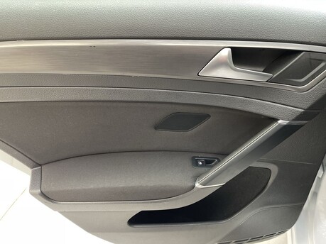 Volkswagen Golf SE NAVIGATION TDI DSG 39