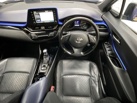 Toyota C-HR DYNAMIC 13